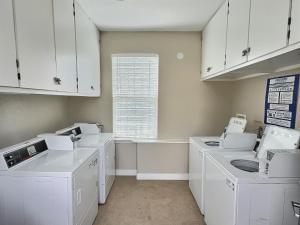 Η κουζίνα ή μικρή κουζίνα στο Pacific Plaza #605 - Seaside Flamingo Retreat - 1BdrmD-K-QSofa +21 φωτογραφίες