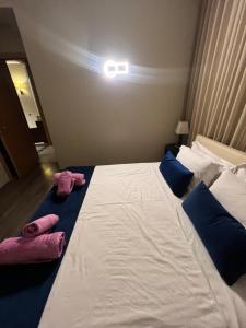 duże łóżko z 2 poduszkami w pokoju w obiekcie Duplex Le Vizir for 6 with Park Access 3 Pools w mieście Dar Caïd Layadi