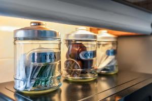 drei Glasgläser auf einem Regal in der Unterkunft Regents House, Brighton in Brighton & Hove