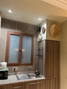 kuchnia ze zlewem i blatem w obiekcie Duplex Le Vizir for 6 with Park Access 3 Pools w mieście Dar Caïd Layadi