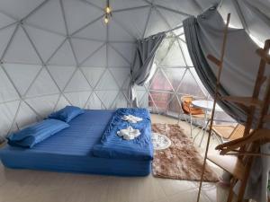 a bed in a igloo with two stuffed animals in it at ปลายเขื่อนแคมป์ปิ้ง Dom in Sirindhorn