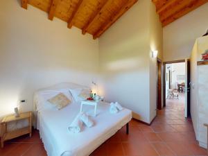 Postel nebo postele na pokoji v ubytování Villa Paradiso by Bookinggardalake + 52 fotografií