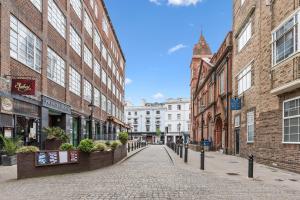 eine Kopfsteinpflasterstraße in einer Stadt mit Gebäuden in der Unterkunft Regents House, Brighton in Brighton & Hove