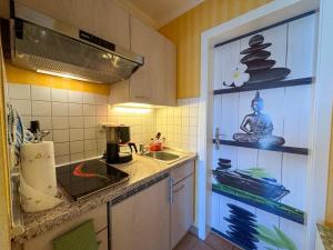 een keuken met een spoelbak en een aanrechtblad bij Haus Mozart Fewo mit Balkon in Binz