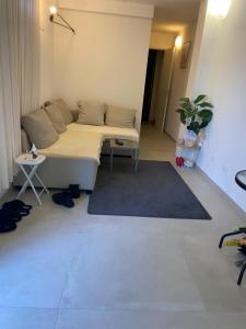 a living room with a couch and a rug at Appartamento Giardino in Palazzo San Lazzaro