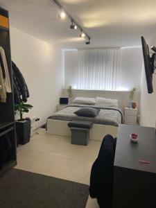 a bedroom with a bed and a table in it at Appartamento Giardino in Palazzo San Lazzaro