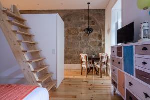 1 dormitorio con 1 cama y 1 mesa con TV en The Almada Flats, en Oporto