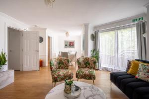 a living room with a couch and chairs and a table at City Centre House - 5 bedrooms - sleeps 9 - parking in Edinburgh +68 photos