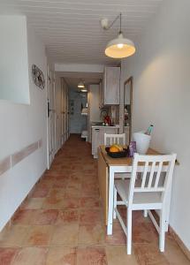 a kitchen with a table and chairs in a room at Airén - Harbor's Light in Villajoyosa