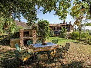 A garden outside Farmhouse with air conditioning, private terrace and pool