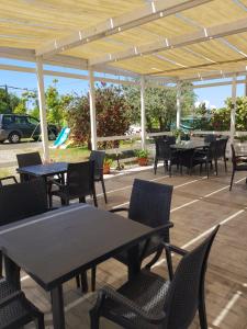 A restaurant or other place to eat at Un passo dal mare - Guest House