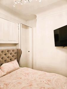 Μια τηλεόραση ή/και κέντρο ψυχαγωγίας στο Beautiful Residential Within Easy Reach of Town