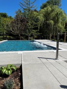 Bazén v ubytování Hostellerie La Claire Fontaine, Logis hôtels & Spa nebo v jeho okolí