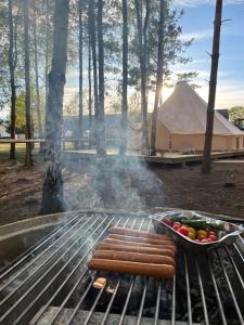 Gril dostupný pro hosty v luxury tent