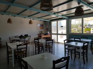 A restaurant or other place to eat at Un passo dal mare - Guest House