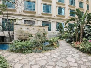 Κήπος έξω από το CP Peninsula Hotel