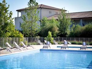 Bazén v ubytovaní Residence du Château de Jouarres, Azille - Studio 2 pers with balcony alebo v jeho blízkosti