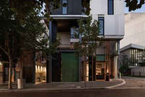 a building with a green door on a street at Alex Hotel in Perth