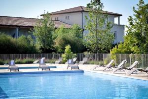 Bazén v ubytovaní Residence du Château de Jouarres, Azille - Studio 2 pers with balcony alebo v jeho blízkosti
