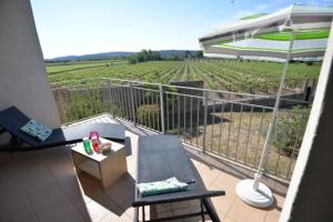 Balkón alebo terasa v ubytovaní Residence du Château de Jouarres, Azille - Studio 2 pers with balcony