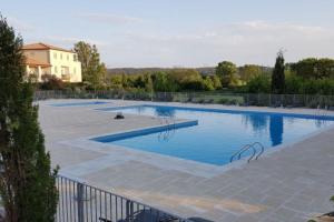 Bazén v ubytovaní Residence du Château de Jouarres, Azille - Studio 2 pers with balcony alebo v jeho blízkosti