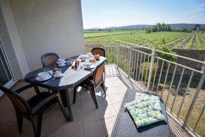 Balkón alebo terasa v ubytovaní Residence du Château de Jouarres, Azille - Studio 2 pers with balcony