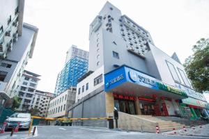 un edificio all'angolo di una strada cittadina di Hanting Hotel Zhangjiajie Tianmen Mountain Zhongshang Plaza a Zhangjiajie