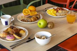 コモにあるB&B HOTEL Como Baradelloのテーブル(朝食用の食材付)