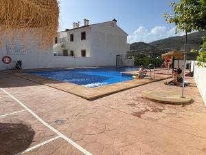 The swimming pool at or close to La casita del pueblo