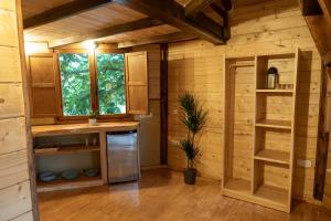 a kitchen in a log cabin with a window at Cabaña Etiopía in Tarifa