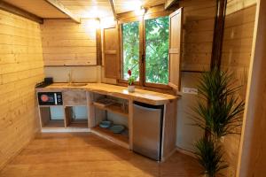 una cocina en una casa pequeña con fregadero y ventana en Cabaña Etiopía, en Tarifa