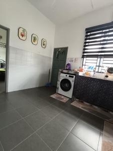 Kuchyň nebo kuchyňský kout v ubytování Homestay faleeq