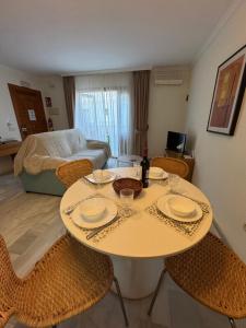 ein Zimmer mit einem Tisch und Stühlen und einem Bett in der Unterkunft Casa Elena Vera in Playas de Vera