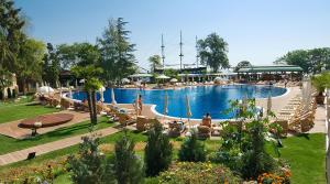 Bazén v ubytování Europroperties Iglika Apartments nebo v jeho okolí