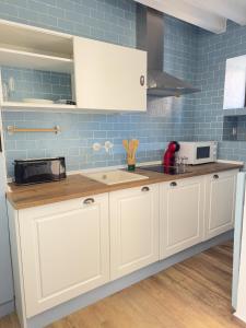 Una cocina o cocineta en Pinot Grigio - Harbor's Light