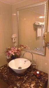 Koupelna v ubytování Elegance Hotel