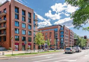 una calle de la ciudad con edificios y coches en la carretera en Angel's apartments - by Hosty, en Cracovia