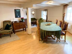 a living room with a table and a dining room at Drømmebrygga in Averoy
