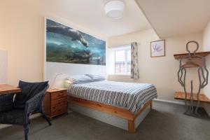 惠特比发现住宿旅馆的一间卧室,里面有一张床、一张桌子和一扇窗户。