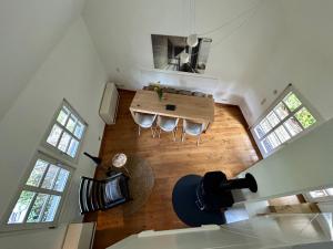 an overhead view of a room with a table and chairs at Architektur Ferienhaus Eifel SUITE14 in Bad Münstereifel