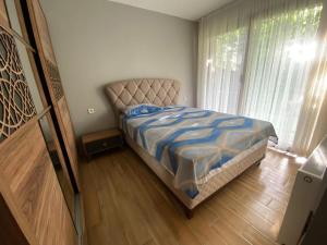 a bedroom with a bed and a large window at Beykozda müstakil havuzlu tatil evi in Beykoz +21 photos