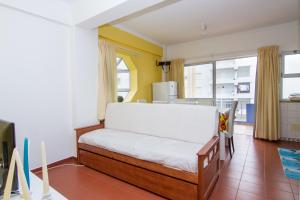 Habitación con cama en habitación con cocina en Akisol Armação Pera Beach IV, en Armação de Pêra
