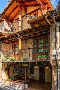 un edificio con un balcón con plantas. en Casa El Campano, en Ontaneda