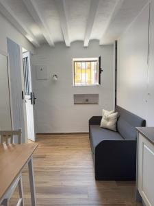 een woonkamer met een bank en een tafel bij Mazuelo - Harbor's Light in Villajoyosa