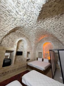 Ένα ή περισσότερα κρεβάτια σε δωμάτιο στο Taştepeler Konak +34 φωτογραφίες