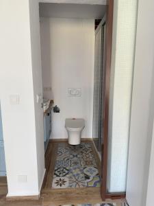 baño con aseo y suelo de baldosa. en Moscatel - Harbor's Light, en Villajoyosa 6 fotos más