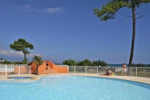 duży basen z ludźmi siedzącymi wokół niego w obiekcie Lovely apartment in Borgo with shared pool w mieście Borgo +13 zdjęć