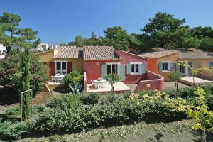 dom z ogrodem przed nim w obiekcie Lovely apartment in Borgo with shared pool w mieście Borgo