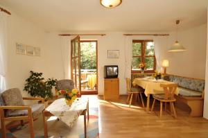 a living room with a table and a couch at Baumanns Ferienhof Am See in Bettnau