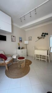 ein Wohnzimmer mit Sofa und Tisch in der Unterkunft LA GRANDE MAISON centre in Bandol